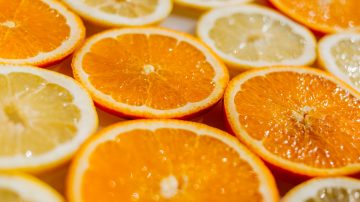 proprietà della vitamina c - fette di arancia