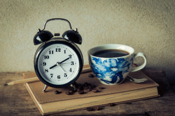sonno regolare - sveglia e caffè